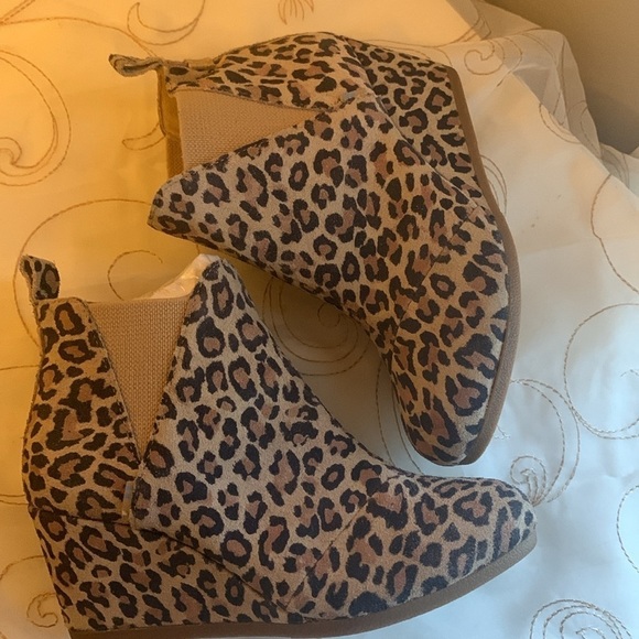 TOMS Kelsey Leopard Ankle Booties Size  6 1/2 W - Picture 5 of 8